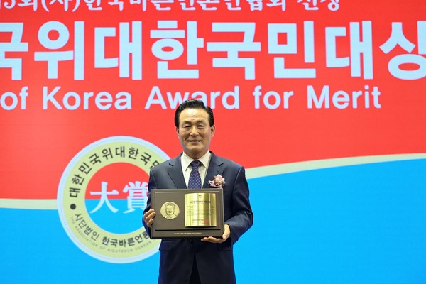 대한민국 위대한 국민대상을 수상한 백성현 논산시장 [논산시 제공]