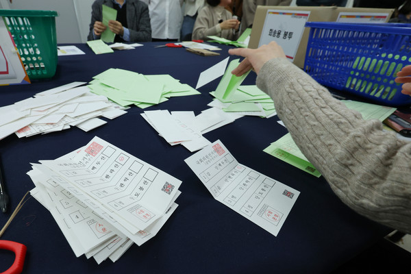 지난 11월 13일 오후 서울 종로구 서울특별시 선거관리위원회에서 열린 제22대 국회의원 선거 모의 개표에서 선관위 관계자들이 모의 투표용지를 분류하고 있다. [연합뉴스]