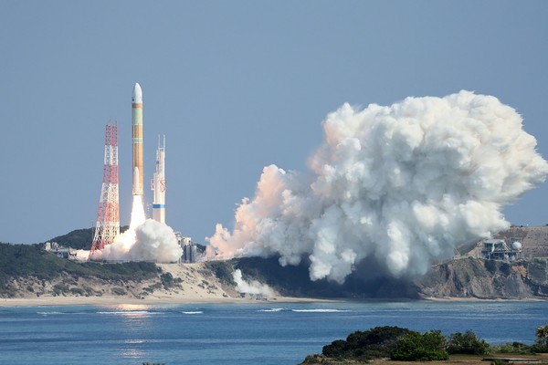 일본의 새로운 주력 대형 로켓인 H3 1호기가 지난 3월 7일(현지시간) 가고시마현 다네가시마 우주센터에서 발사대를 떠나고 있다. [다네가시마 EPA=연합뉴스]