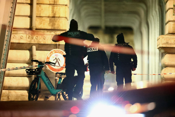 비르하켐 다리 통제하는 프랑스 경찰. [파리 AFP=연합뉴스]