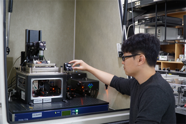 한국표준과학연구원(KRISS, 원장 박현민)이 나노 소재가 가지고 있는 다양한 성질을 한 번에 측정할 수 있는 융합 나노현미경을 개발했다. [한국표준과학연구원 제공] 