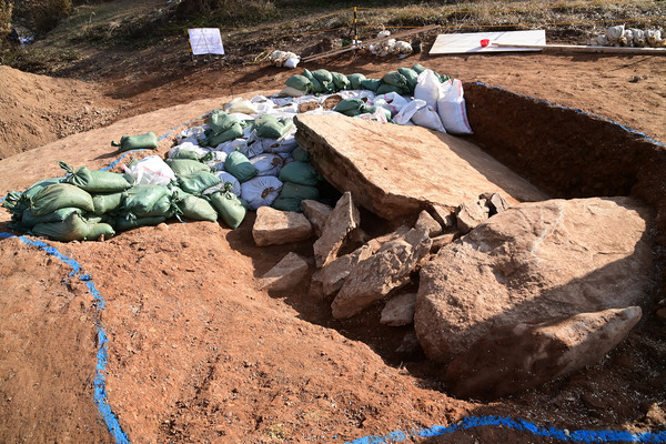 진주시 일반성면 운천리 일원 원당고분군 시굴 및 발굴조사에서 현재까지 확인된 가야고분군 중 최대 규모의 뚜껑돌(개석)이 발견됐다. [진주시 제공]