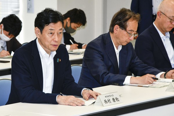 니시무라 야스토시(사진 가장 왼쪽) 일본 경제산업상 [교도=연합뉴스 자료사진]