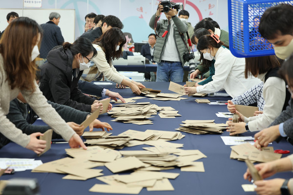 지난 11월 13일 오후 서울 종로구 서울특별시 선거관리위원회에서 열린 에서 선관위 관계자들이 모의 투표용지를 분류하고 있다. [연합뉴스]