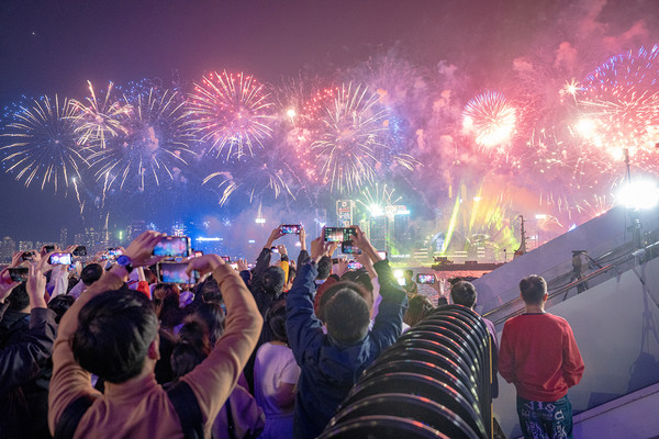 1일 홍콩 빅토리아 하버에서 진행된 새해맞이 불꽃놀이가 열리고 있다. [EPA=연합뉴스]