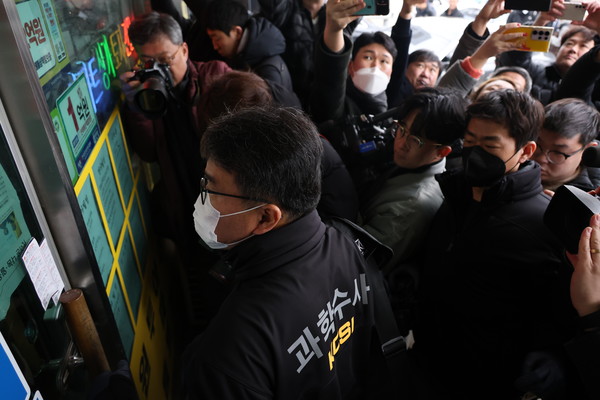 부산경찰청이 3일 오후 충남 아산시에 있는 더불어민주당 이재명 대표를 흉기로 찌른 피의자 김모씨(67)의 직장 사무소를 압수수색하고 있다. [연합뉴스]
