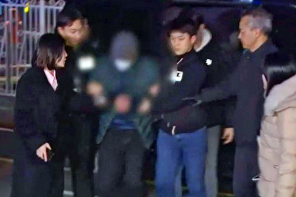 6일 새벽 경기도 고양시 일산 서부경찰서에서 다방 영업을 하던 여성 2명을 살해한 혐의를 받는 이모(57)씨가 검거돼 압송되고 있다. [연합뉴스]
