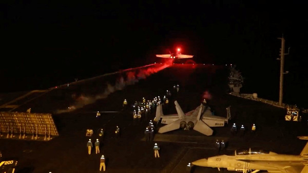 영국 공군(RAF) 타이푼 전투기가 12일(현지시간) 예멘 친이란 반군 후티의 근거지를 공격하기 위해 키프로스 아크로티리 공군기지에서 이륙하고 있다.  [로이터=연합뉴스]