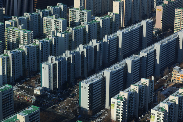 정부가 준공 후 30년이 지난 아파트는 '안전진단 없이 재건축 절차'를 시작할 수 있도록 하겠다고 발표한 가운데 전국에서는 21.2%가, 서울에서는 27.5%가 준공 30년을 넘긴 것으로 나타났다. 사진은 서울 여의도 63아트 센터에서 바라본 서울 아파트 단지 모습. [연합뉴스 자료사진]