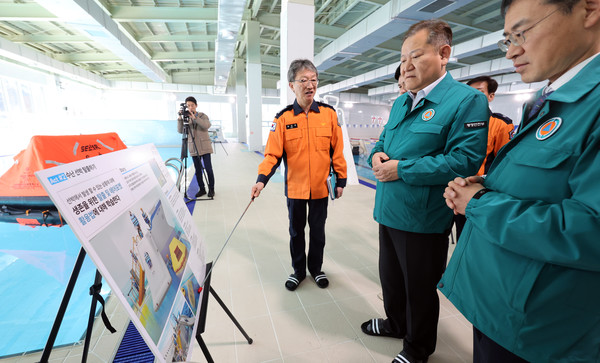 이상민 행정안전부 장관이 15일 충북 안전체험관을 방문해 둘러보고 있다. [연합뉴스]