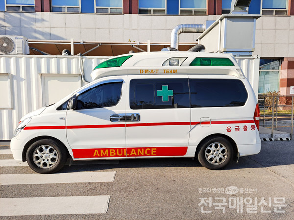 인천 강화도에서 음주운전 차량이 옆으로 넘어지며 차량에 있던 여행객 3명이 다치는 사고가 발생했다.