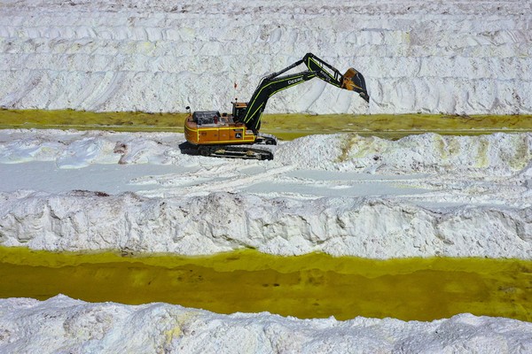 2022년 9월 12일 칠레 칼라마의 아타카마 사막에 있는 칠레 회사 SQM(Sociedad Quimica Minera) 리튬 광산의 염수 연못과 가공 지역에 대한 항공사진. [AFP=연합뉴스 자료사진]