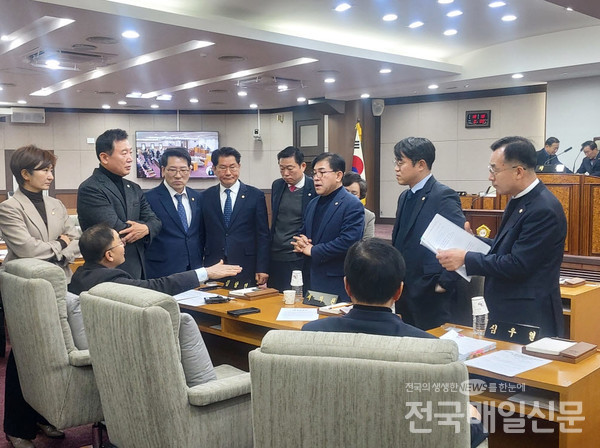 강동구의회 의원들이 임시회 정회 후 의견을 조율하고 하고 있다.[이신우기자]