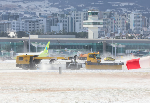 제주 전역에 많은 눈이 내린 23일 오전 제주국제공항 활주로에서 제설작업이 이뤄지고 있다. [연합뉴스]