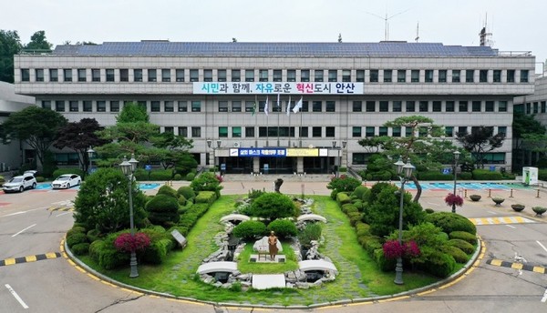 안산시는 전날 서울 더플라자호텔에서 개최된 2024 K-브랜드어워즈에서 ‘여행하기 좋은 도시’ 부문에 선정됐다. 사진은 안산시청사 전경. [안산시 제공]