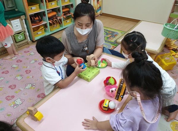 성동형 교사 대 아동비율 개선사업 대상 어린이집 운영 모습.[성동구 제공]