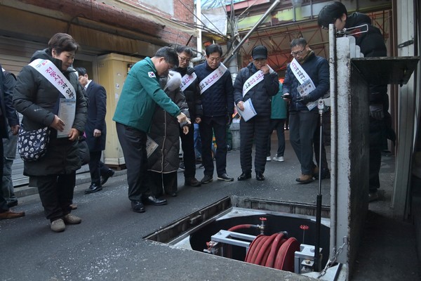 김길성 구청장(왼쪽 두 번째)이 화재 위험성이 있는 전통시장 시설을 확인하고 있다.[중구 제공]