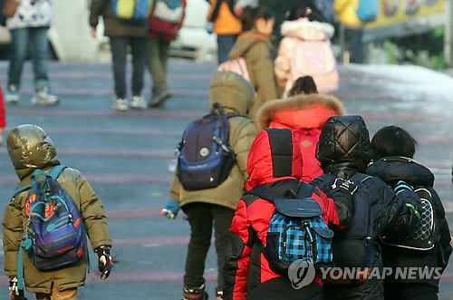 서울 시내의 한 초등학교 학생들의 등교 모습. [연합뉴스] 