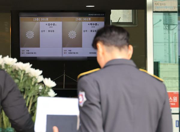 1일 경북 문경시의 한 장례식장에서 순직한 소방관들의 빈소가 차려지고 있다. [연합뉴스]