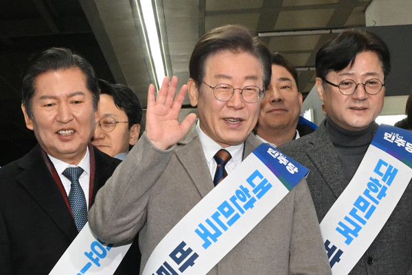 더불어민주당 이재명 대표가 8일 서울 용산구 용산역에서 설 귀성인사를 한 후 귀성 메시지를 전달하고 있다. [연합뉴스]