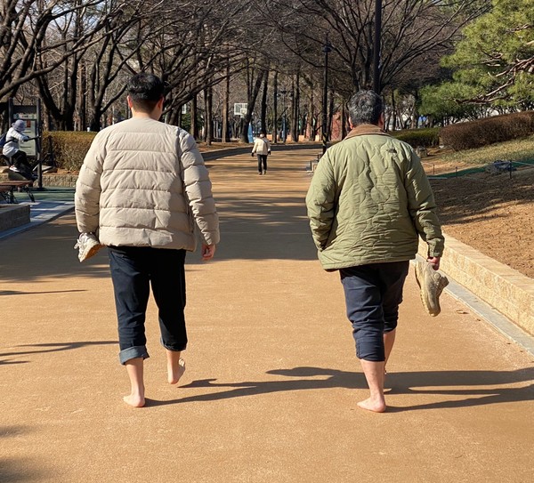 김해 연지공원에서 맨발 걷기 운동을 하고 있는 시민 모습.[김해시 제공]