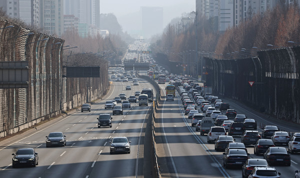 설 연휴 마지막 날인 12일 오후 서울 잠원IC 인근에서 상행(왼쪽)·하행(오른쪽) 차량들이 이동하고 있다. [연합뉴스]