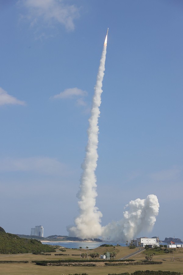 일본의 새로운 주력 대형 로켓인 H3 1호기가 지난해 3월 7일(현지시간) 가고시마현 다네가시마 우주센터에서 발사대를 떠나고 있다. [다네가시마 EPA=연합뉴스]
