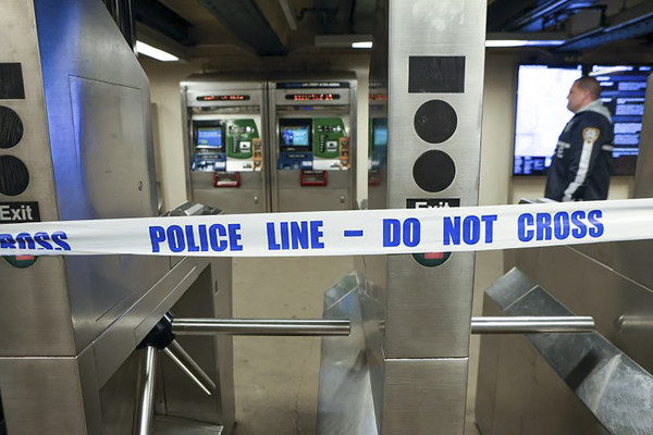 미국 뉴욕 경찰이 12일(현지시간) 브롱크스의 마운트이든 지하철역에 폴리스라인을 치고 출입을 통제하고 있다. 이곳에서 일어난 총격 사건으로 1명이 사망하고 5명이 다친 것으로 전해졌다. [뉴욕 AP=연합뉴스]