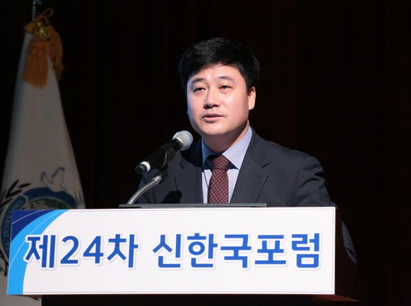 제24차 신한국 포럼에서 주제 강연하는 김성렬 교수 [UPF 제공]