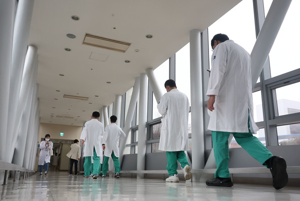 이른바 '빅5' 병원의 전공의들이 집단으로 사직서를 제출하기로 한 가운데 19일 서울의 한 대학 병원에서 의료진이 걸아가고 있다. [연합뉴스]