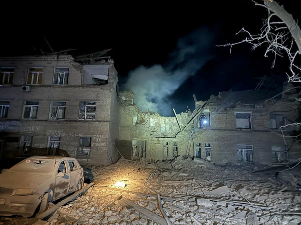 지난 14일(현지시간) 새벽 우크라이나 동부 도네츠크주 셀리도베의 병원이 러시아 미사일에 피격돼 크게 부서졌다. 미국 CNN 방송은 "도네츠크와 하르키우 전선의 우크라이나군은 포탄과 탄약, 숙련병 부족이 심각한 실정"이라고 10일 보도했다. [셀리도베 로이터=연합뉴스]