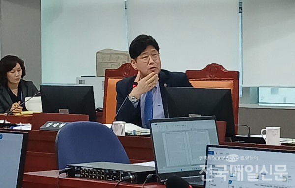 김태형(민주, 화성5) 의원이 경기주택도시공사의 방만한 운영에 관해 질의를 하고 있다.