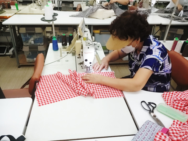 강북봉제지원센터 봉제교육에 참가한 수강생이 재봉틀을 이용해 박음질 실습을 하고 있다.[강북구 제공]