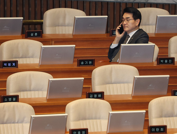 더불어민주당 박용진 의원이 20일 국회 본회의장에서 통화하고 있다. 민주당은 박 의원에게 의정활동 평가 하위 10% 포함을 통보했다. [연합뉴스]