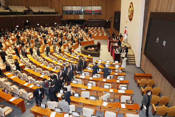 지난 12월 21일 국회 본회의에서 2024년도 예산안 처리를 마친 의원들이 퇴장하고 있다. [연합뉴스] 