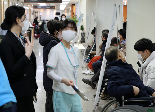 정부의 의대 정원 증원 정책에 반발한 전공의들의 사직 사태가 이어지고 있는 26일 광주 서구 한 2차 병원이 진료받으려는 환자들로 붐비고 있다. [연합뉴스]