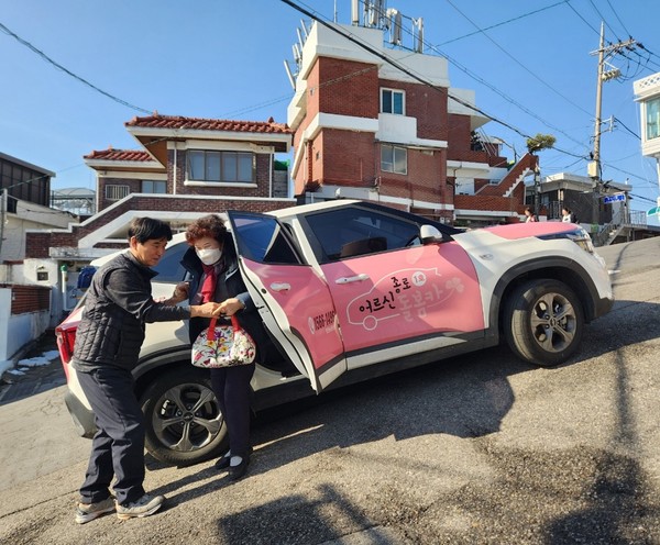 서울 종로구 주민이 창신동 고갯길에서 '어르신 돌봄카'를 이용하고 있다.[종로구 제공]