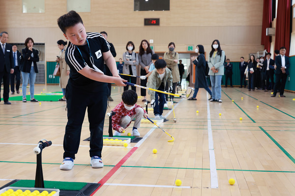 지난해 5월 2일 대전 서구 원앙초등학교에서 학생들이 방과 후 프로그램인 골프 수업에 참여해 스윙 연습을 하고 있다. [교육부 제공]