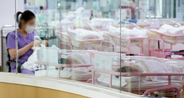 분기 출산율이 처음으로 0.6명대로 떨어지며 저출산 현상이 이어지고 있는 가운데 28일 오후 서울 시내 한 산후조리원 신생아실에서 간호사 등 관계자들이 신생아들을 돌보고 있다. [연합뉴스]