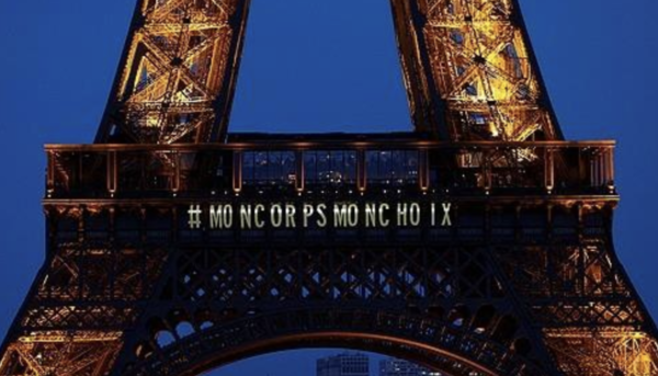 4일(현지시간) 프랑스 양원이 낙태 자유를 명시한 헌법 개정안을 통과시키자 파리 에펠탑에 '나의 몸, 나의 선택'이란 축하 메시지가 떴다. [파리 로이터=연합뉴스]