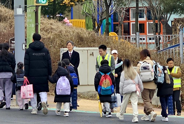 인천 중구는 지난 5일 하늘초등학교 정문 앞 어린이보호구역 통학로에서 ‘등굣길 교통안전 캠페인’을 실시했다고 6일 밝혔다. [중구 제공] 