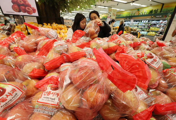 올해 초부터 식료품 물가가 7% 가까이 뛰어오르면서 먹거리 물가에 적신호가 켜졌다. 서울의 한 대형마트의 과일 판매대. [연합뉴스 자료사진]