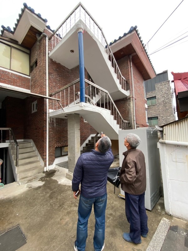 서울 은평구 관계자가 노후건축물 구조 안전 관련 전문가와 함께 안전 점검을 하고 있다.[은평구 제공]