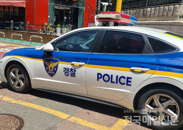 인천에서 근무하는 현직 경찰관들이 수사 대상인 보이스피싱(전화금융사기) 조직원과 연락한 사실이 드러나 직위 해제됐다.