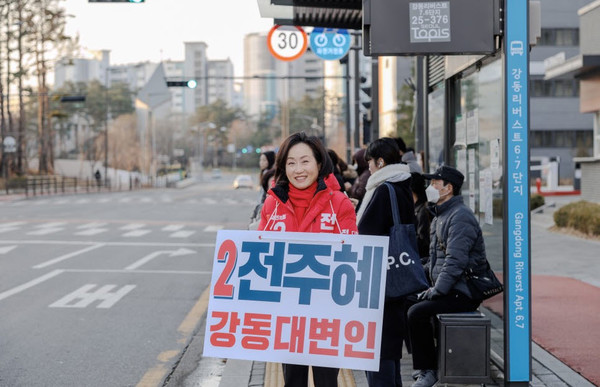 전주혜 후보가 지역 내 한 버스정류장에서 선거운동을 벌이고 있다. [전주혜후보 캠프 제공]