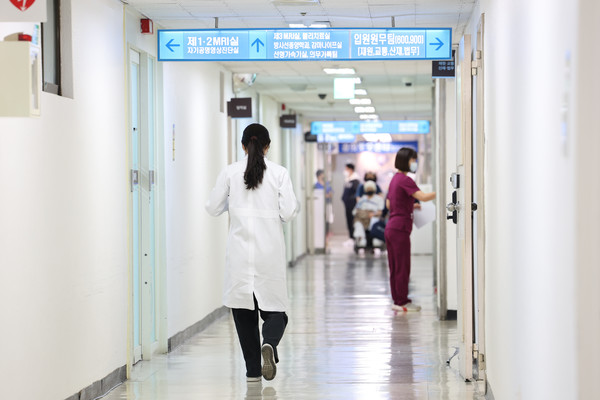 전공의 집단행동이 이어지고 있는 지난 22일 오전 서울 시내 한 대형병원에서 한 의료 관계자가 이동하고 있다. [연합뉴스]