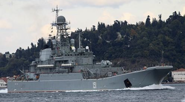 우크라군 공격받은 러 흑해함대 상륙함 '아조프'. [로이터=연합뉴스 자료사진]