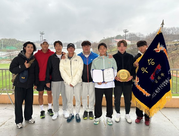 세종특별자치시 테니스팀은 최근 경남 함양에서 열린 ‘제1차 한국실업테니스연맹전 및 전국종별테니스 함양대회’에서 남자단체전 우승을 차지했다. [세종시 제공] 