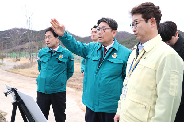 홍태용 김해시장이 해빙기 안전사고 예방을 위해 지역 취약시설 점검에 나섰다.[김해시 제공]