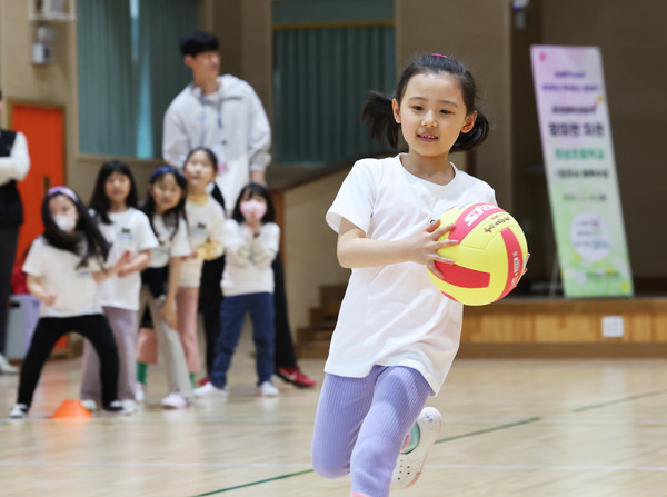 지난 3월 25일 오후 경기도 용인시 기흥구 마성초등학교에서 학생들이 늘봄학교 배구 수업을 받고 있다. [연합뉴스]